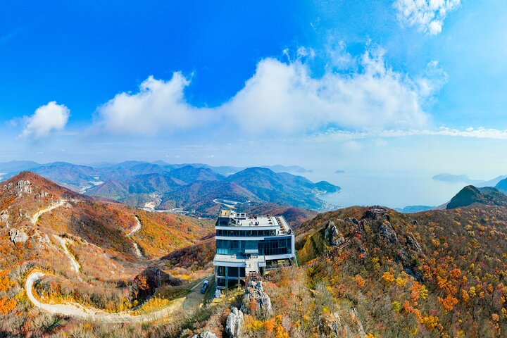 Breathtaking views from the Geoje Panorama Cable Car showcase stunning landscapes offering travelers a unique opportunity to explore Korea's natural beauty and artistic expressions at Oedo Botania.